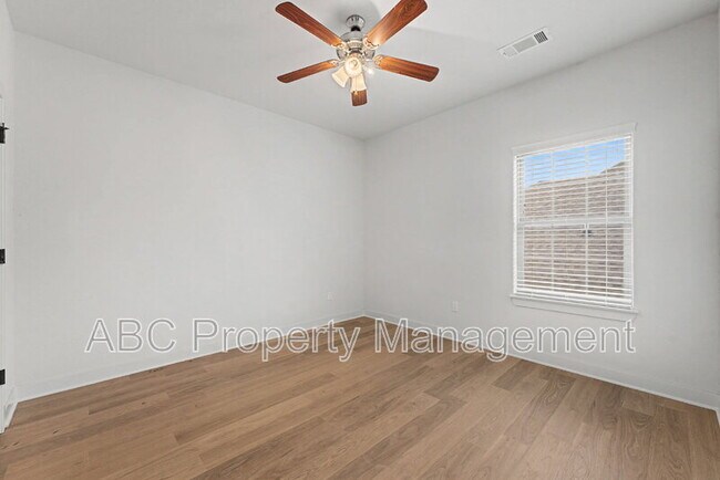 Building Photo - 3213 SW Hillstone Ave