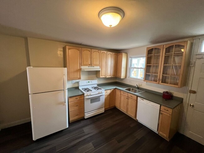 Building Photo - Stunning Newly Renovated 2 Bedroom 1.5 Bathroom