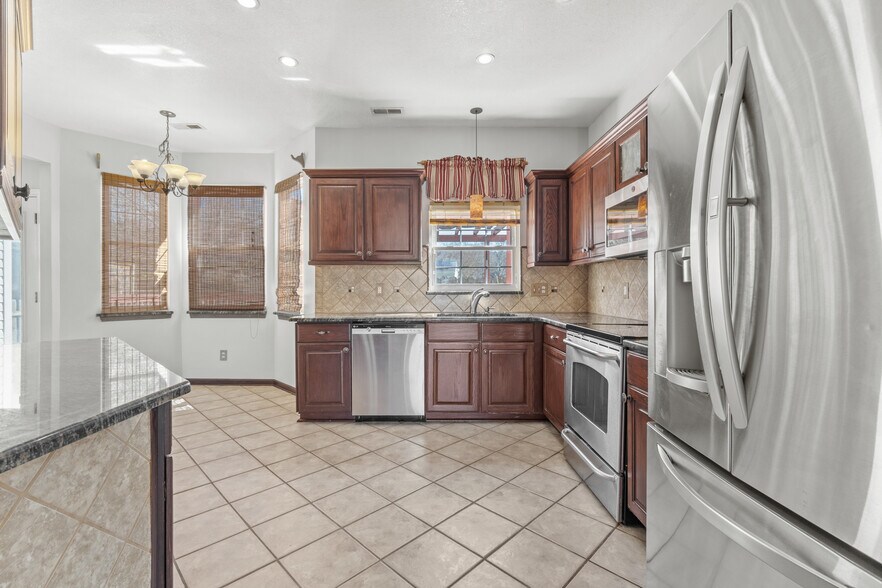 Building Photo - 305 Hidden Falls Ct