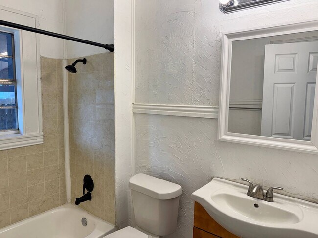 Building Photo - 3 Bed 2 Bath Home With Tons Of Natural Light