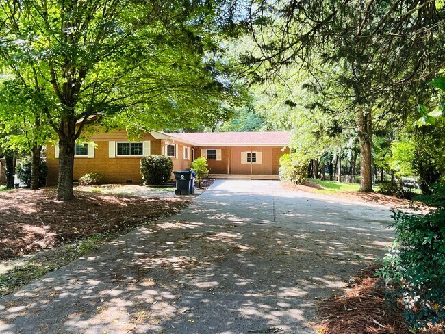Primary Photo - Cute cottage! 3 bed, 2 full bath, large bo...
