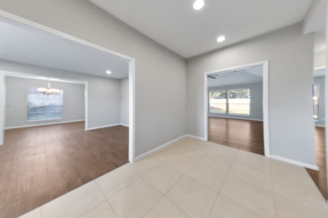 Building Photo - 802 Foxglove Dr