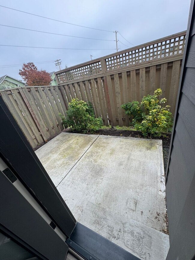 Building Photo - Exceptional 3 Bedroom / 2.5 Bath Modern Townhouse