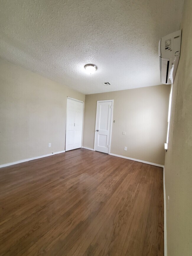 Building Photo - 301 W Lilac Ln