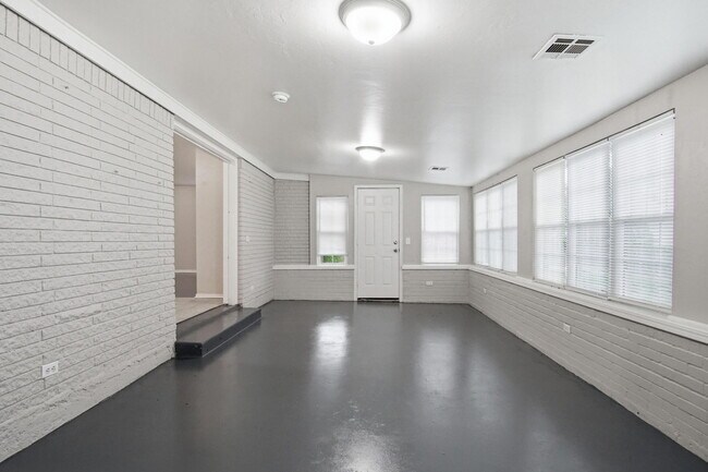 Building Photo - 3717 N Eagle Ln