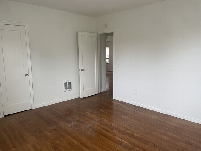 Building Photo - Charming Vintage 2 Bedroom 1 Bathroom Home