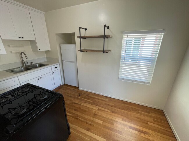 Building Photo - **$1000 off first month's rent – Don't Miss Out! Charming Old Town Casita – 1 Bed / 1 Bath**
