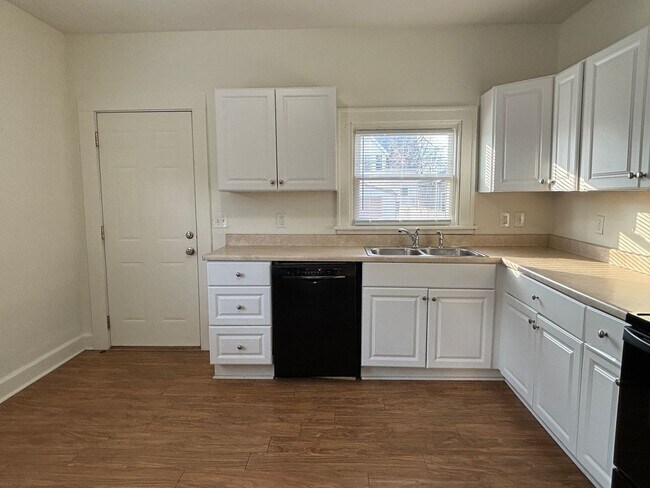 Building Photo - Large 2 Bed 1 Bath With Fenced in Yard & Deck!