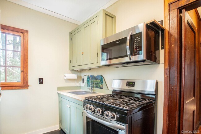 Building Photo - 11 Locust Dr