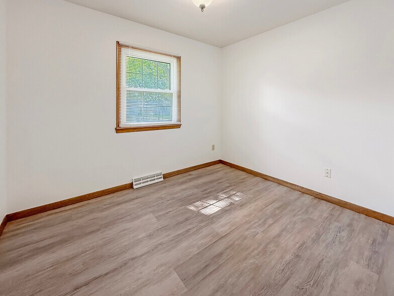 Building Photo - 3920 Knoll Ridge Dr