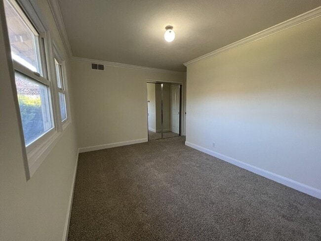 Building Photo - 25 El Camino Dr