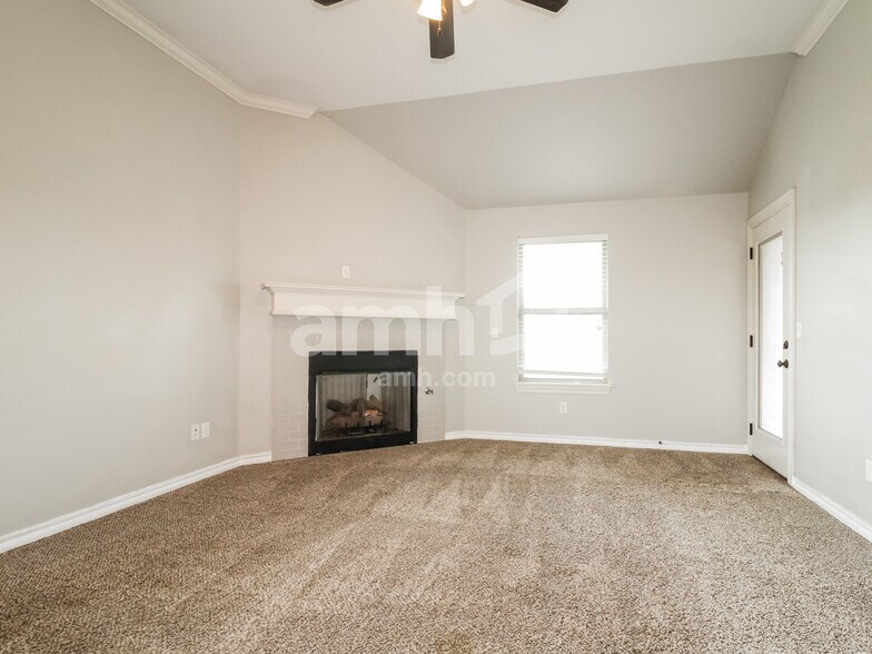 Building Photo - 14500 Sylena Way