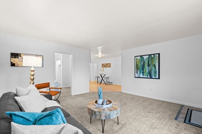 Building Photo - 420 E Sanson Ave