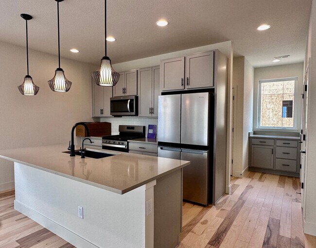 Building Photo - Luxury 3 Bedroom Townhome in the Heart of ...
