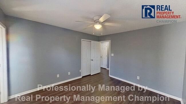 Building Photo - Charming 2BD/2 BA End Unit Townhouse w/Fireplace and Fenced Backyard
