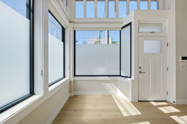 Building Photo - 1498 9th Ave