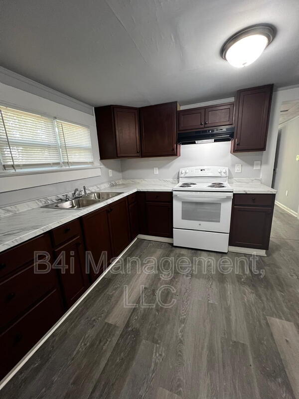 Building Photo - 1334 W Poplar St