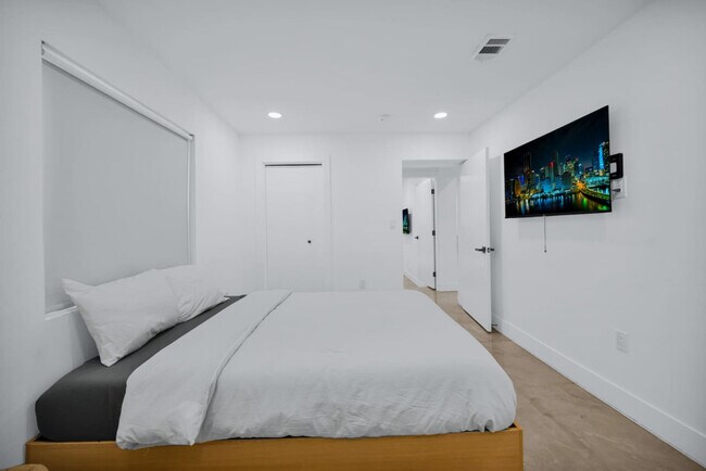 Building Photo - 5313 NE 1st Ave