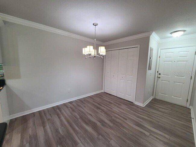 Building Photo - 5041 Royal Palms Wy