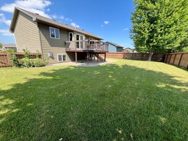 Building Photo - Stunning 4 Bed/2 Bath with 3 Car Garage and Fenced in Yard!