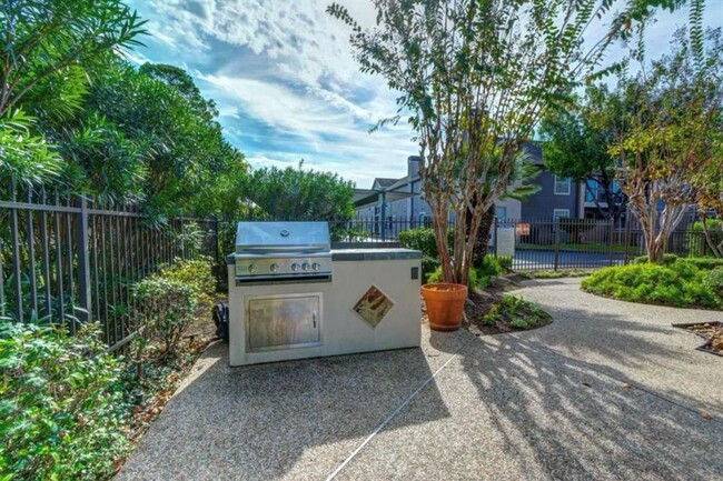 Building Photo - 8003 Woodway Dr