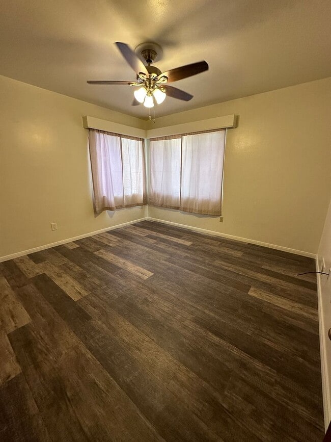 Building Photo - Three bedroom, one bath, downtown Bishop