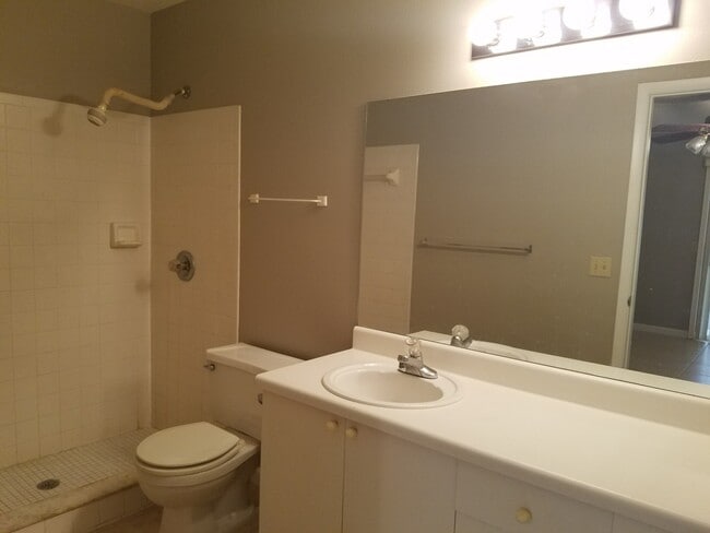 Building Photo - Spacious 2-Bedroom, 2-Bathroom Condo in Winter Haven