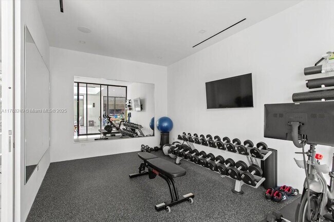 Building Photo - 922 NE 78th St