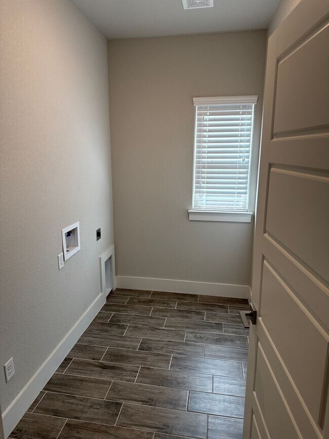 Building Photo - 3/2/2 MOVE IN SPECIALS -Great Location -