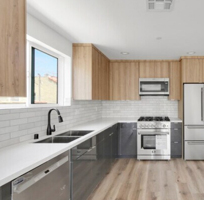Building Photo - Newer Townhouse Available!
