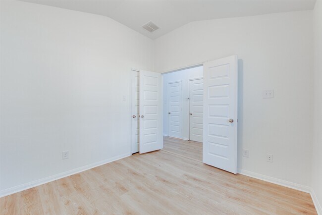 Building Photo - 2410 Lakecrest Town Dr