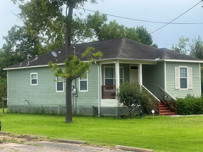 Building Photo - 2909 H Ave