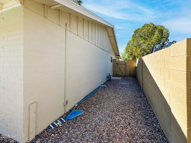 Building Photo - 1206 E Greenway Dr