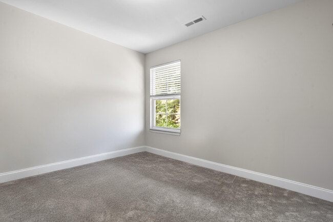 Building Photo - 524 NE Bellingham Dr