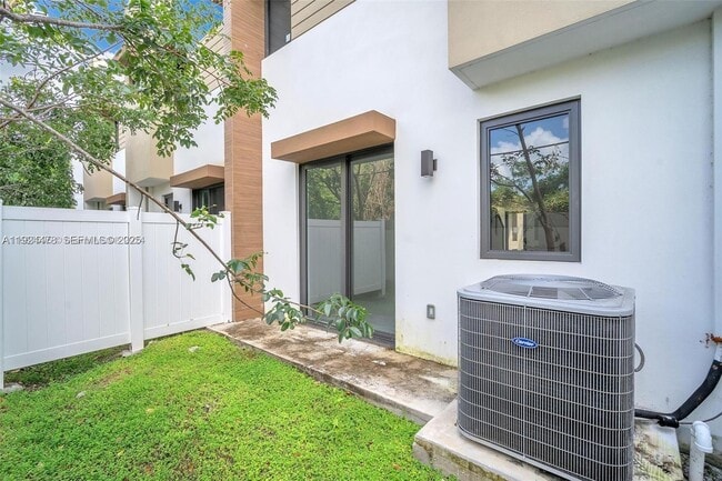 Building Photo - 4181 N Oak Pl