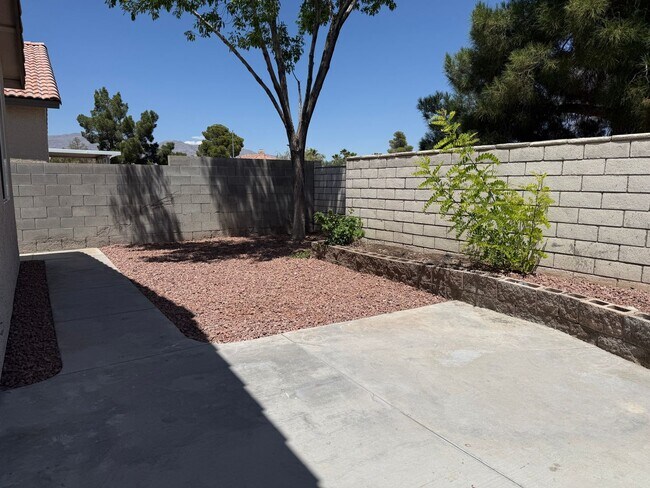 Building Photo - 3bd/2bath Single Story Home!