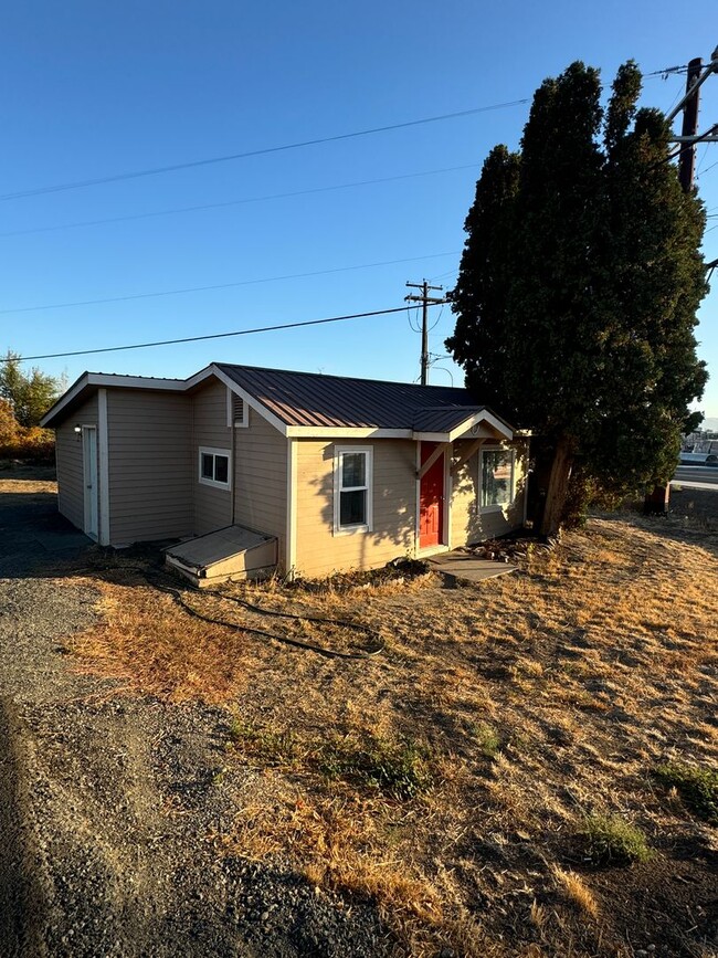 Building Photo - Non-Refundable & Security Deposit Total: $950.00