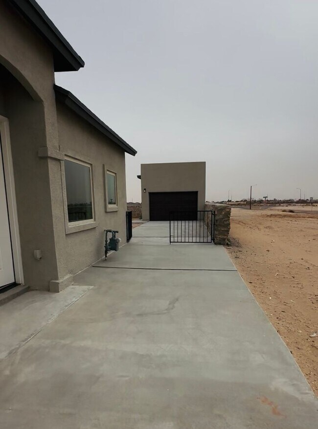 Building Photo - HALF OFF RENT FOR MAY!!