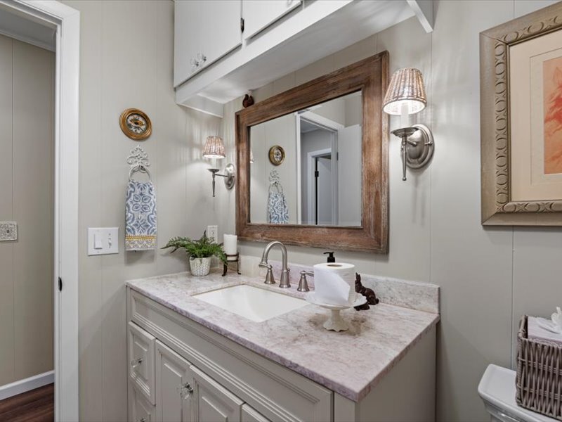 Full bathroom in hallway - 1868 Tickton Hall Rd
