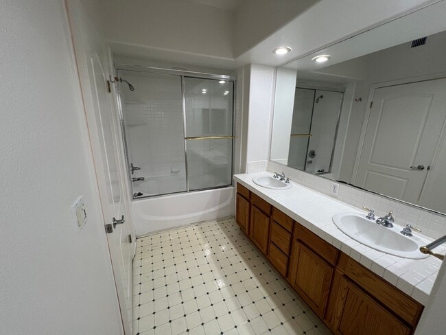 Building Photo - $3,595 - Beautiful and Spacious Downtown San Jose 2bd/2ba Condo in a Luxury Complex Next To SJSU