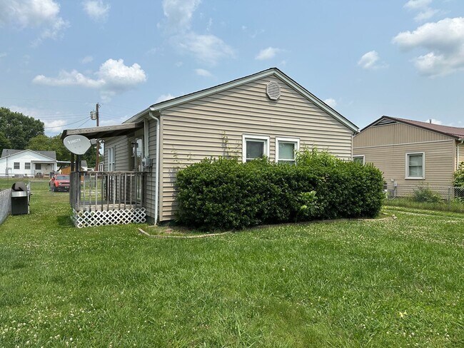Building Photo - 1528 Redwood Dr