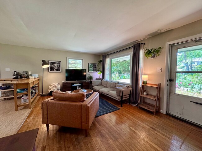 Building Photo - Charming Ranch in Carrboro with Beautiful ...