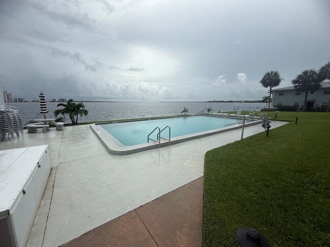 Building Photo - Stunning 8th floor Riverfront Condo
