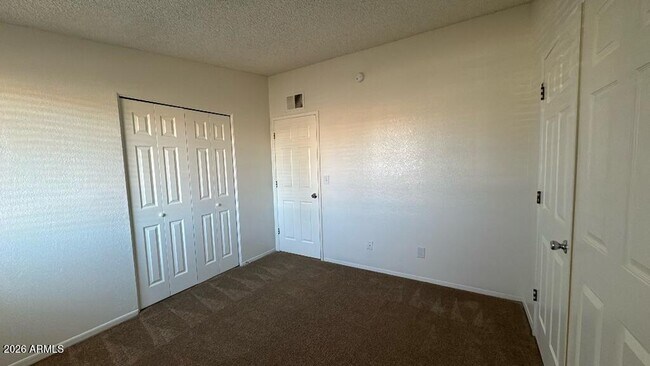 Building Photo - 3850 Blackbird Dr