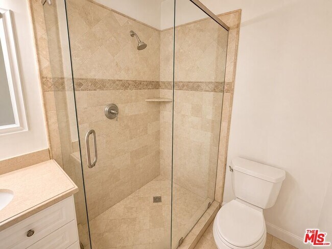 Building Photo - 5870 Green Valley Cir