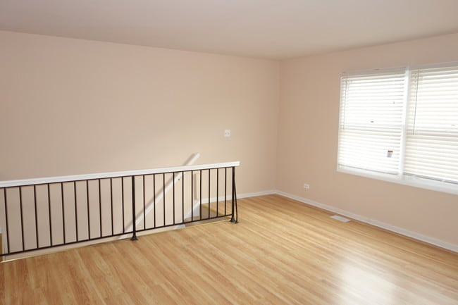 Building Photo - 300 Meadow Ct