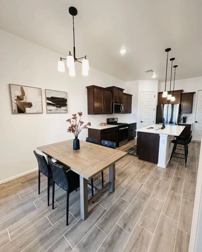 Building Photo - Beautiful newer townhome with Mountain View’s