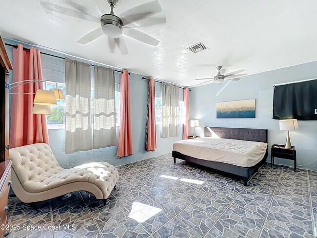 Building Photo - 113 SE 1st St