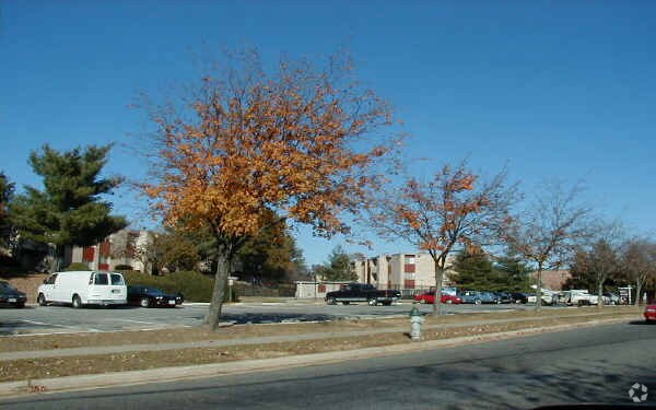 Building Photo - Burgundy Park