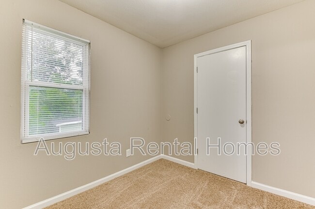 Building Photo - 325B Verdery Dr